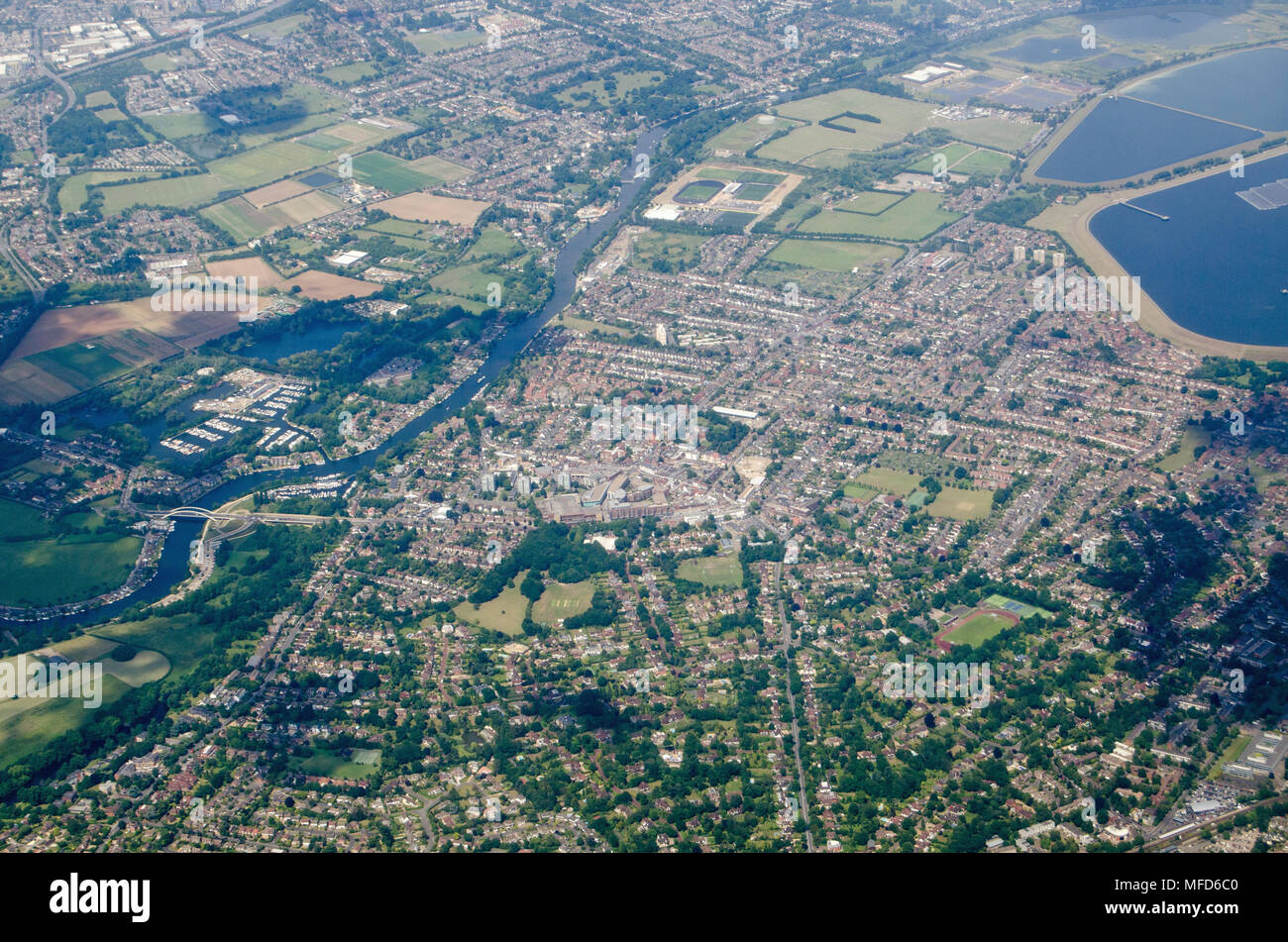 Veduta aerea della città lungo il fiume di Walton-on-Thames in Surrey borough di Elmbridge. La Queen Elizabeth II serbatoio storeage aiuta provi Foto Stock