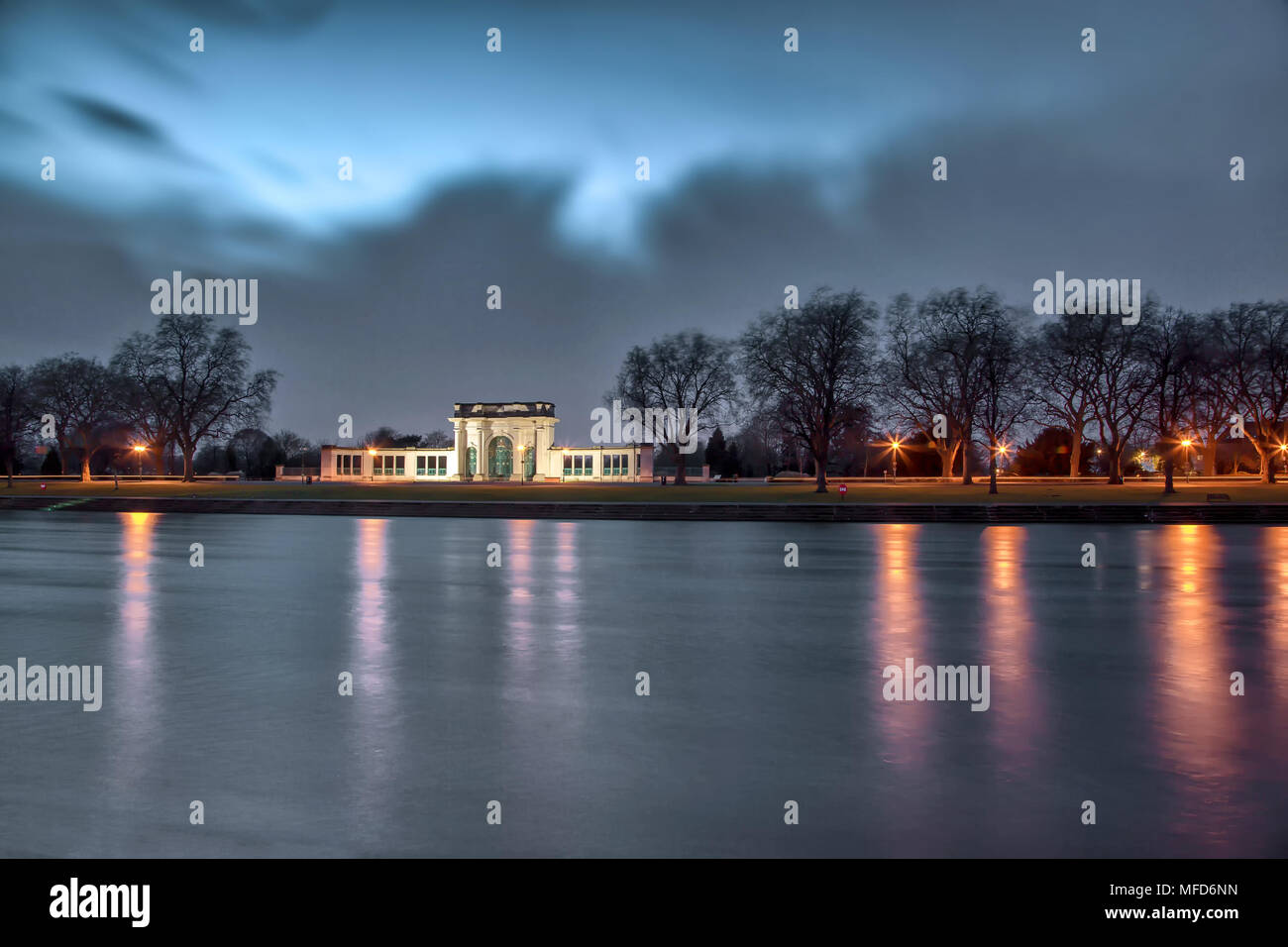 Nottingham Memoriale di guerra di notte, riflettendo sul fiume Trento Foto Stock