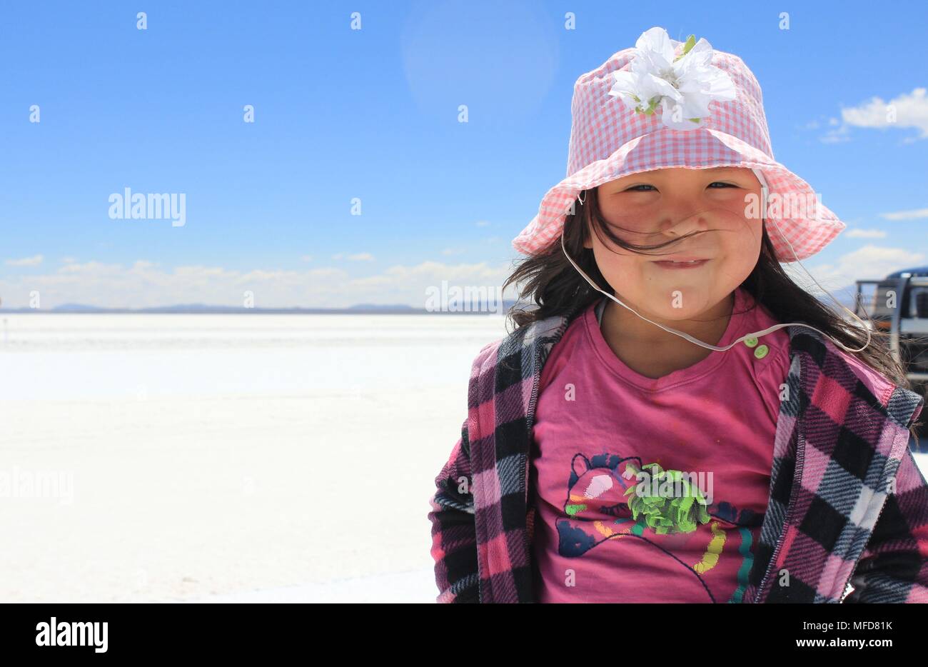 La ragazza di Uyuni deserto di sale Foto Stock