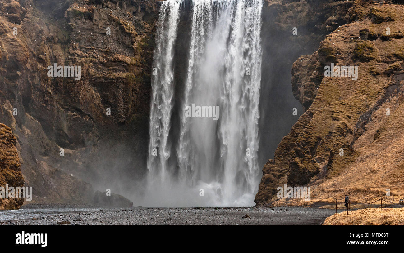 Skógar, Islanda. Skógafoss cascata è uno dei più grandi del paese, con un picco di caduta 60m (200 ft) Foto Stock