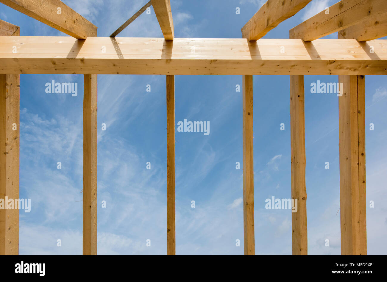 Quadro di nuova costruzione sul tetto di casa residenziale in costruzione Foto Stock