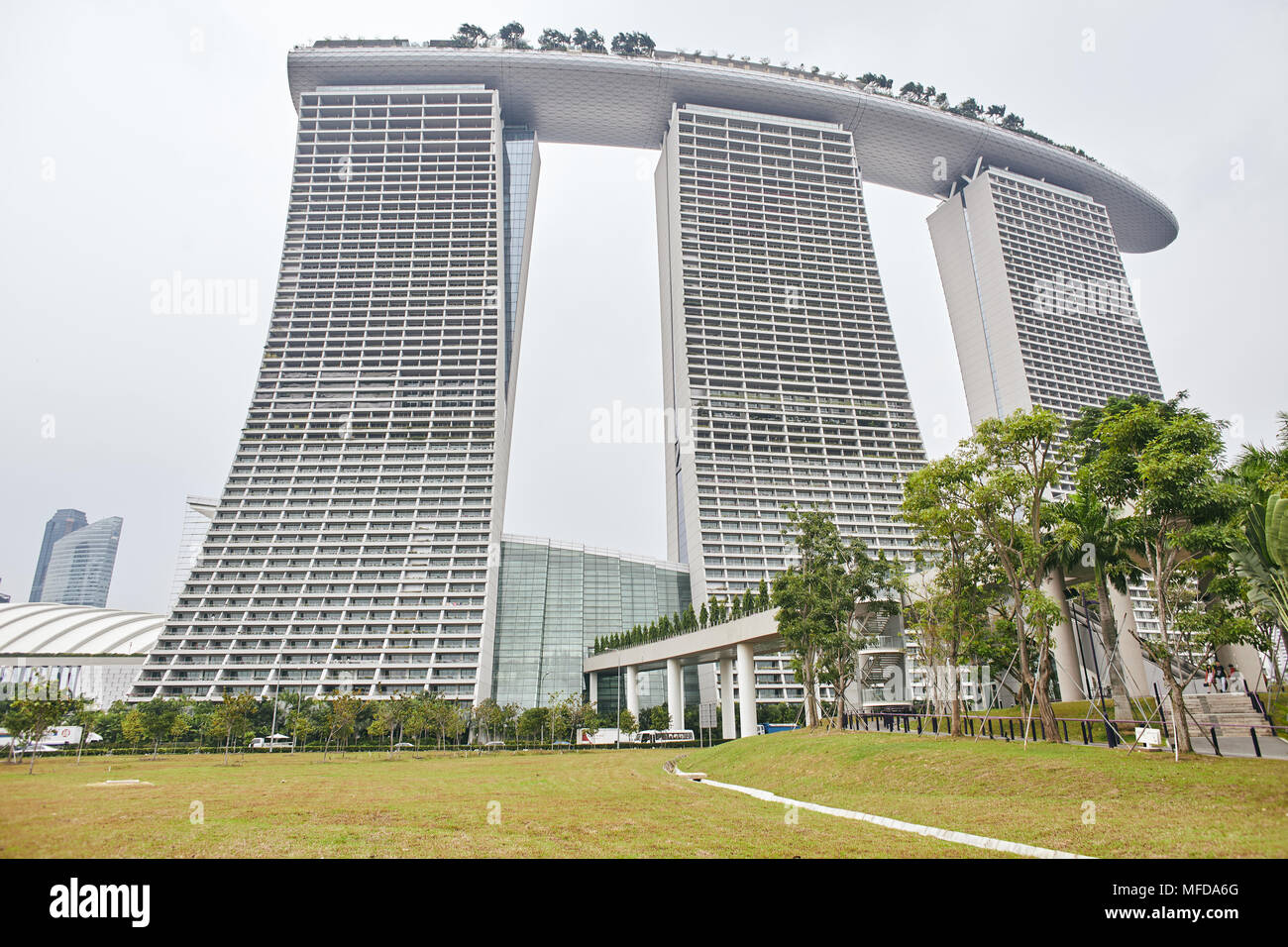 Giardini dalla baia, Singapore - Marzo 28, 2013: giardini dalla baia dal basso angolo con Marina Bay Sands in background Foto Stock