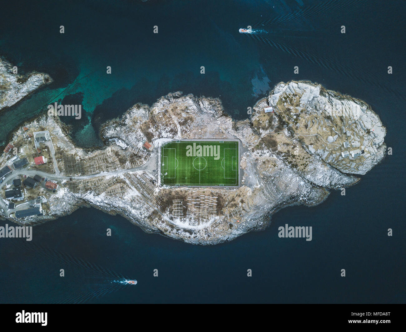 Vista aerea di Henningsvaer stadio di calcio con barche di pescatori sull'Oceano Atlantico, Isole Lofoten arcipelago, Norvegia e Scandinavia Foto Stock