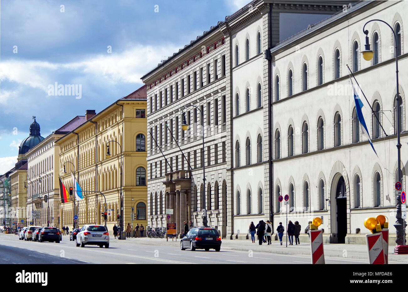 Vista sud da vicino la Siegestor, di Ludwigstrasse, uno di Monaco di Baviera quattro Royal Avenue, con molti grandi edifici ufficiali, Foto Stock