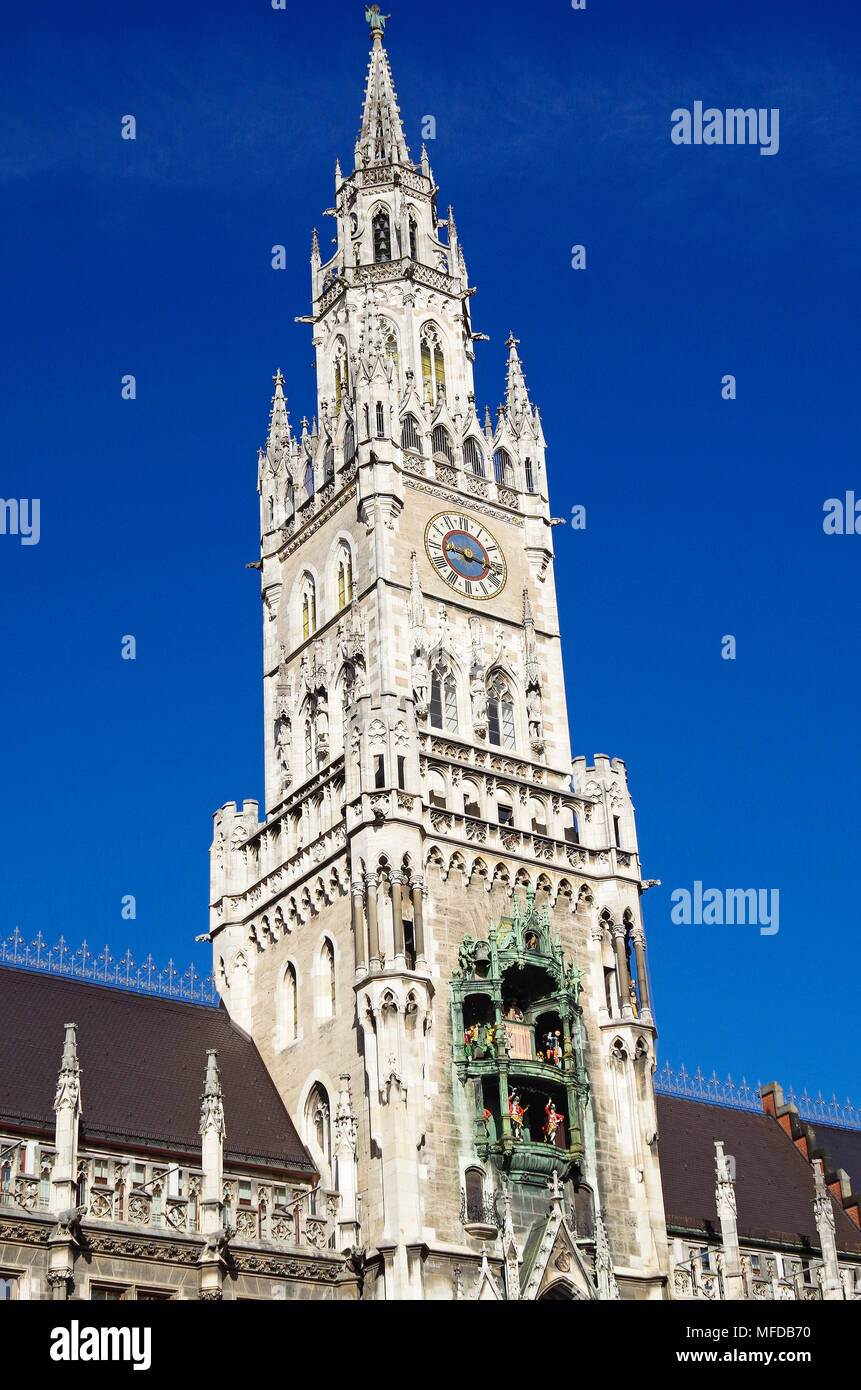 Monaco di Baviera Neues Rathaus, Nuovo Municipio, seconda fase, edificio in un riccamente ornati neo gotico1898-1905, torre centrale & Glockenspiel Foto Stock