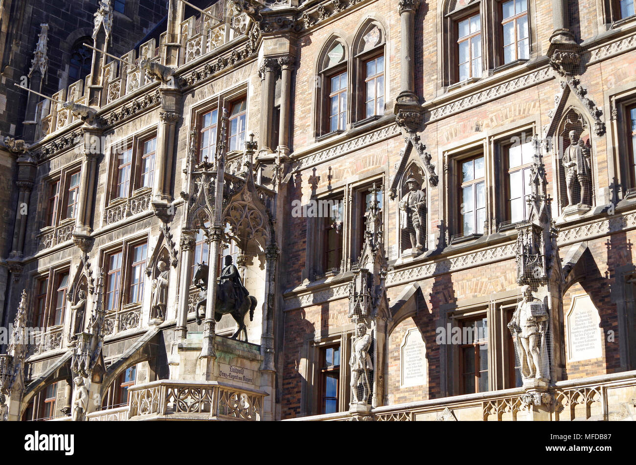 Monaco di Baviera Neues Rathaus, Nuovo Municipio, la giunzione tra due fasi in un riccamente ornati neo gotico1867-84, Statua del Principe Reggente Luitpold Foto Stock