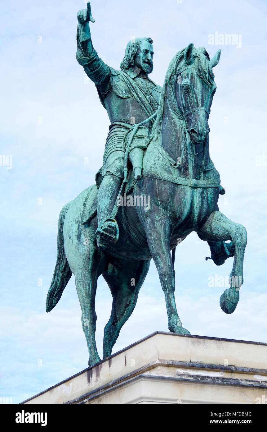 Statua equestre in bronzo di Massimiliano, Churfurst von Bayern, scolpito da Bertel Thorvaldson, nel Wittelsbacherplatz, Monaco di Baviera Foto Stock
