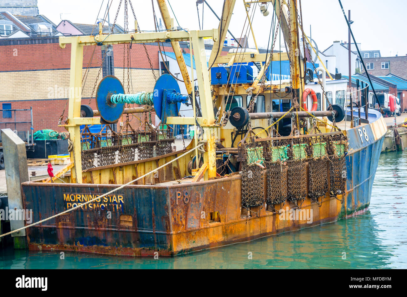 La pesca a strascico ornng "Star" è ormeggiata contro la parete del porto in casa di porto di Portsmouth. Foto Stock