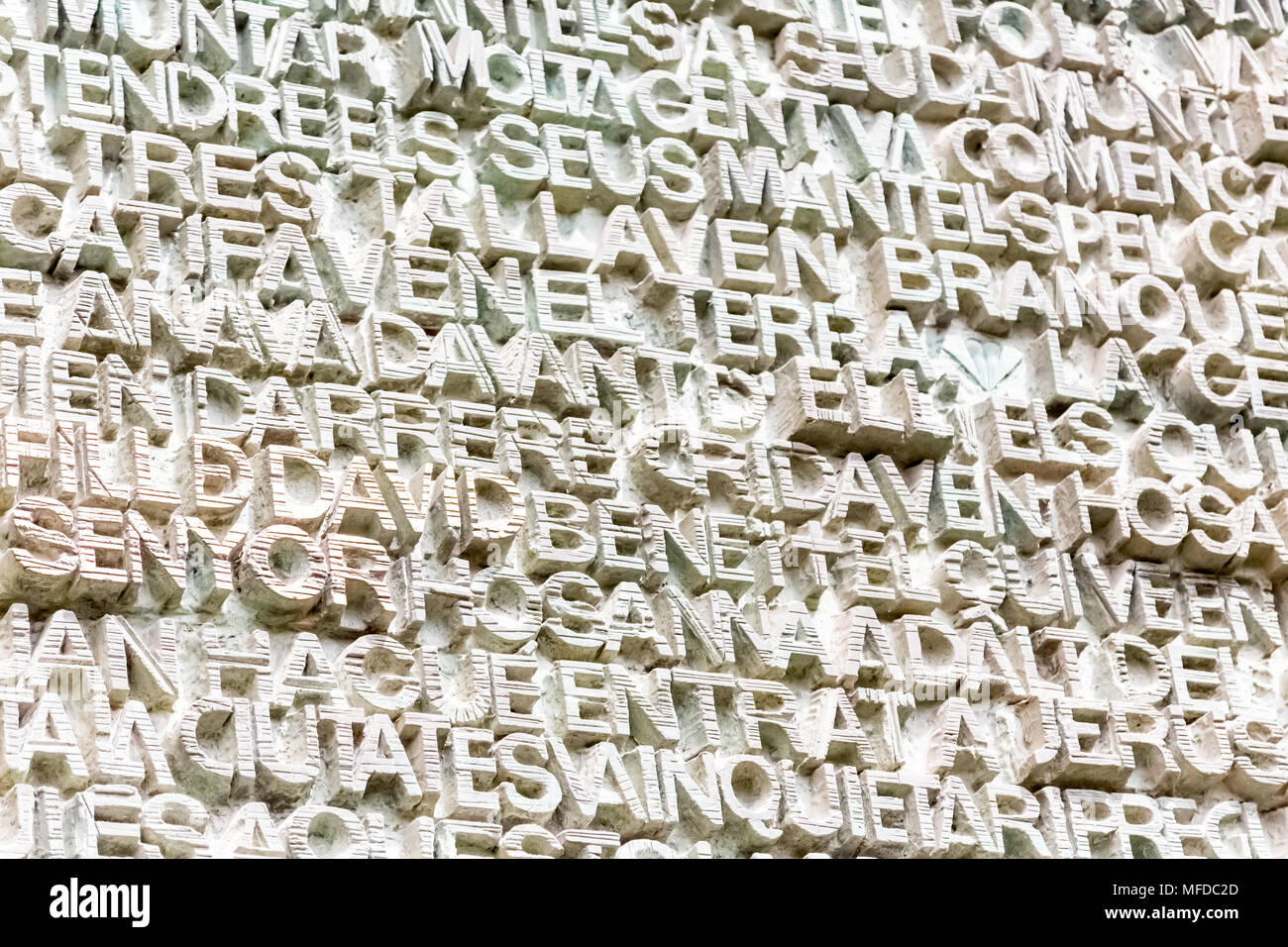 Barcellona/Spagna - Marzo 19, 2015: gli intricati intarsi delle enormi porte all'ingresso principale alla chiesa della Sagrada Familia a Barcellona, Spagna. Foto Stock