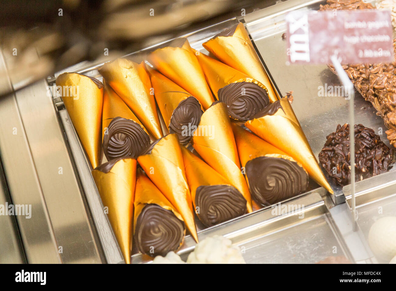 Barcellona/Spagna - Marzo 19, 2015: un delizioso dessert al cioccolato avvolto in carta oro si siede sul display in un coffee shop in Barcellona, Spagna. Foto Stock