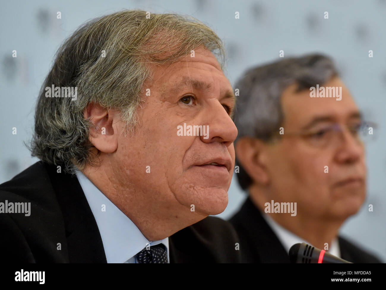 Praga, Repubblica Ceca. Xxv Aprile, 2018. Il Segretario Generale dell Organizzazione degli Stati americani (OSA) Luis Almagro (sinistra) assiste il pannello politico dibattito interno conferenza internazionale Ibero-America - 100 anni di amicizia a Praga Repubblica Ceca, 25 aprile 2018. A destra è Jafeth Cabrera Franco, Vice Presidente del Guatemala. Credito: Vit Simanek/CTK foto/Alamy Live News Foto Stock