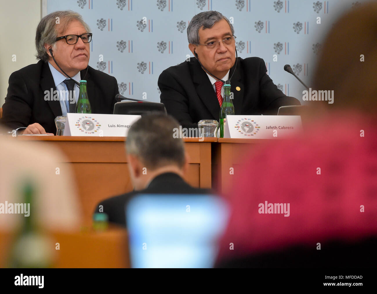 Praga, Repubblica Ceca. Xxv Aprile, 2018. Il Segretario Generale dell Organizzazione degli Stati americani (OSA) Luis Almagro (sinistra) assiste il pannello politico dibattito interno conferenza internazionale Ibero-America - 100 anni di amicizia a Praga Repubblica Ceca, 25 aprile 2018. A destra è Jafeth Cabrera Franco, Vice Presidente del Guatemala. Credito: Vit Simanek/CTK foto/Alamy Live News Foto Stock