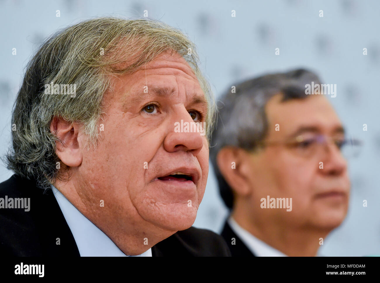 Praga, Repubblica Ceca. Xxv Aprile, 2018. Il Segretario Generale dell Organizzazione degli Stati americani (OSA) Luis Almagro (sinistra) assiste il pannello politico dibattito interno conferenza internazionale Ibero-America - 100 anni di amicizia a Praga Repubblica Ceca, 25 aprile 2018. A destra è Jafeth Cabrera Franco, Vice Presidente del Guatemala. Credito: Vit Simanek/CTK foto/Alamy Live News Foto Stock