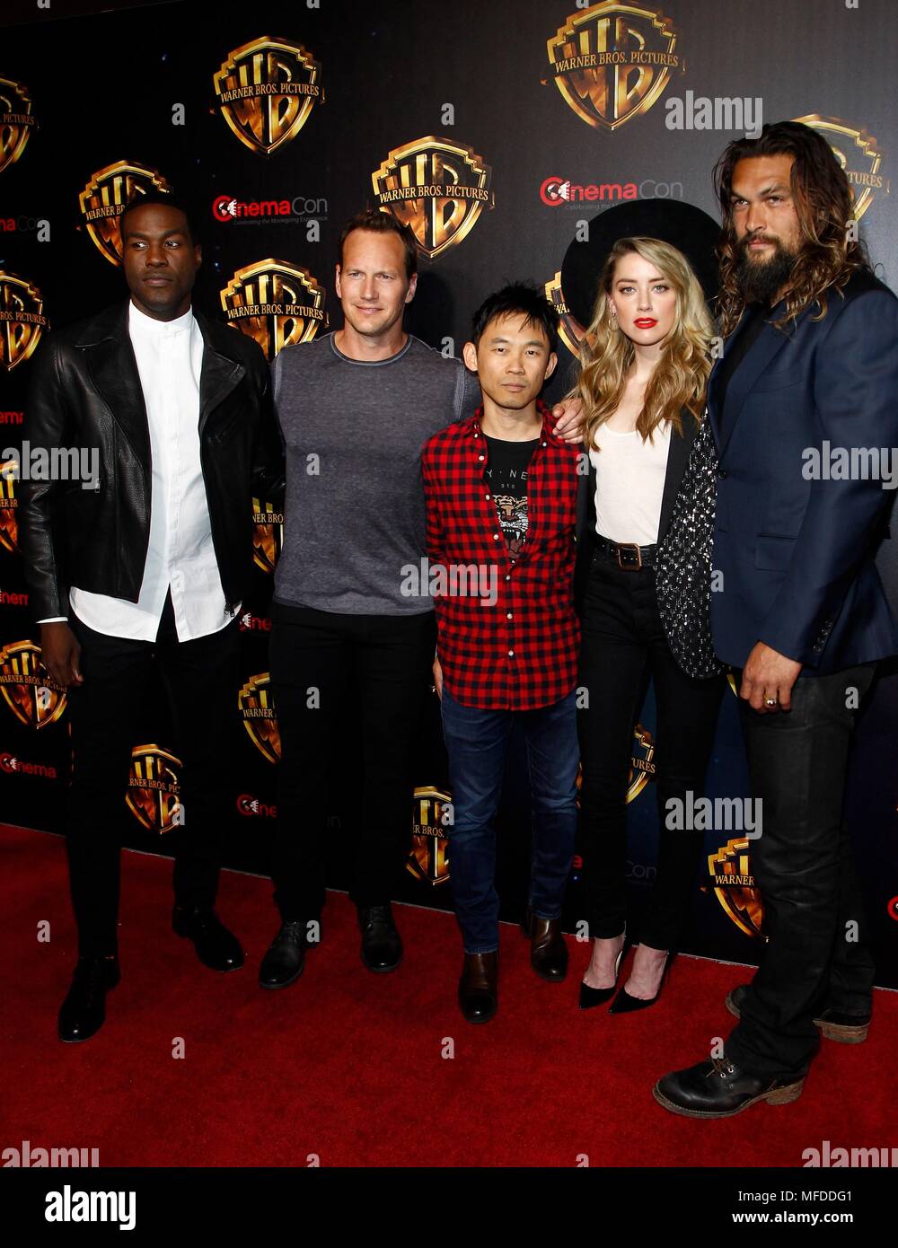 Las Vegas, NV, Stati Uniti d'America. 24 apr, 2018. Yahya Abdul-Mateen II, Patrick Wilson, direttore James Wan, attori ambra sentita e Jason Momoa di presenze per la Warner Bros Presentazione al Cinemacon 2018, dal Colosseo al Caesars Palace a Las Vegas NV, Aprile 24, 2018. Credito: JA/Everett raccolta/Alamy Live News Foto Stock