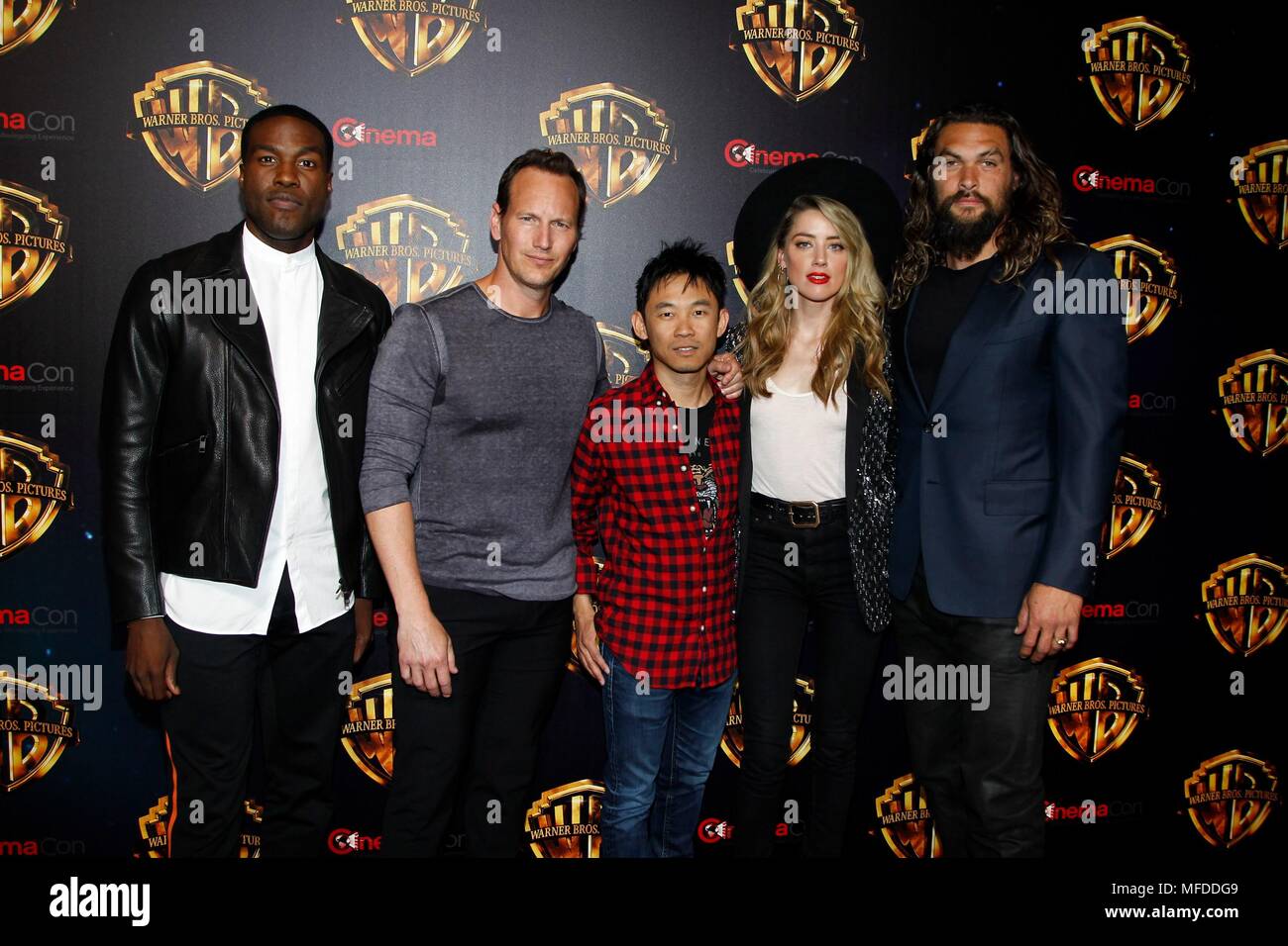 Las Vegas, NV, Stati Uniti d'America. 24 apr, 2018. Yahya Abdul-Mateen II, Patrick Wilson, direttore James Wan, attori ambra sentita e Jason Momoa di presenze per la Warner Bros Presentazione al Cinemacon 2018, dal Colosseo al Caesars Palace a Las Vegas NV, Aprile 24, 2018. Credito: JA/Everett raccolta/Alamy Live News Foto Stock