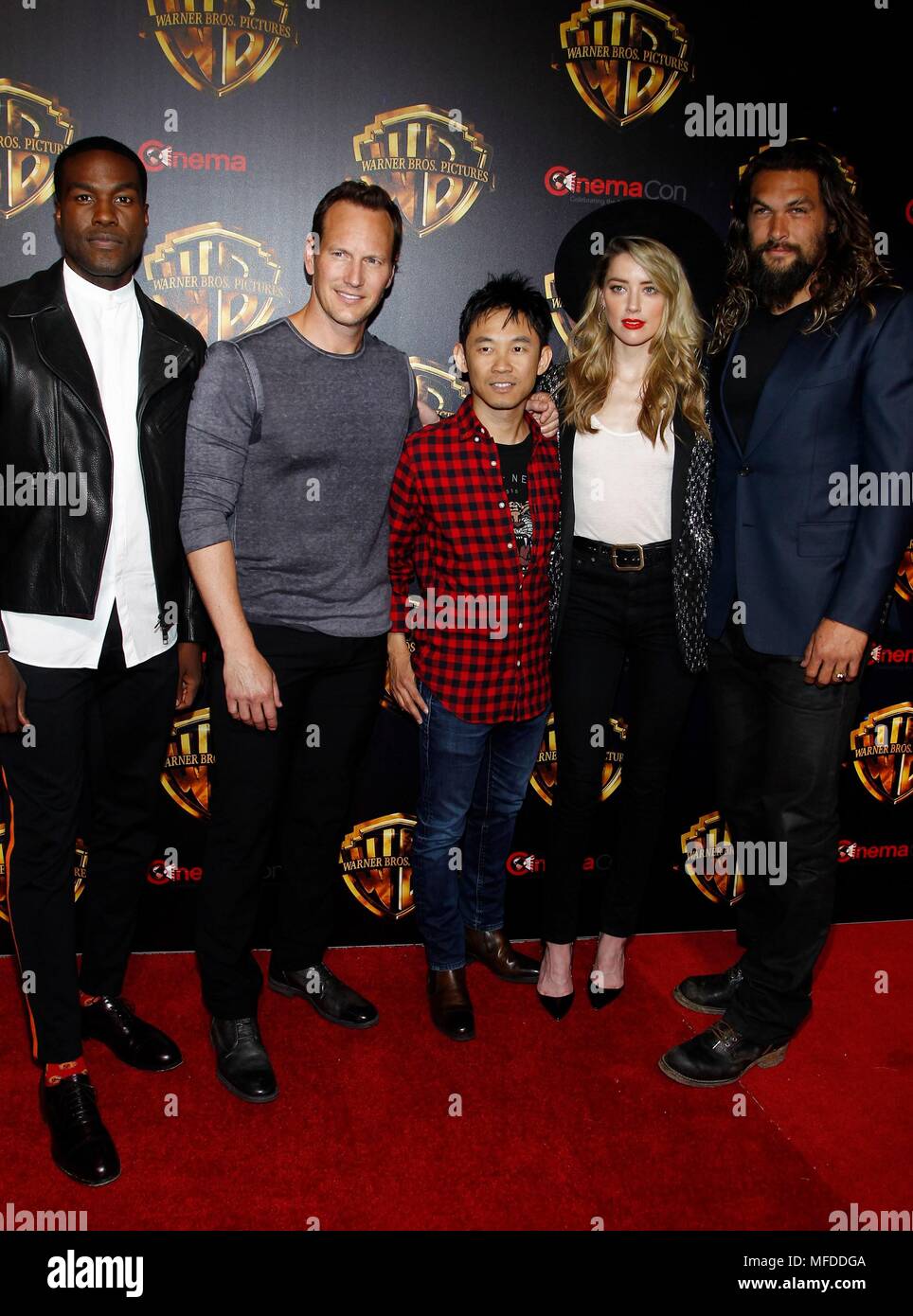 Las Vegas, NV, Stati Uniti d'America. 24 apr, 2018. Yahya Abdul-Mateen II, Patrick Wilson, direttore James Wan, attori ambra sentita e Jason Momoa di presenze per la Warner Bros Presentazione al Cinemacon 2018, dal Colosseo al Caesars Palace a Las Vegas NV, Aprile 24, 2018. Credito: JA/Everett raccolta/Alamy Live News Foto Stock
