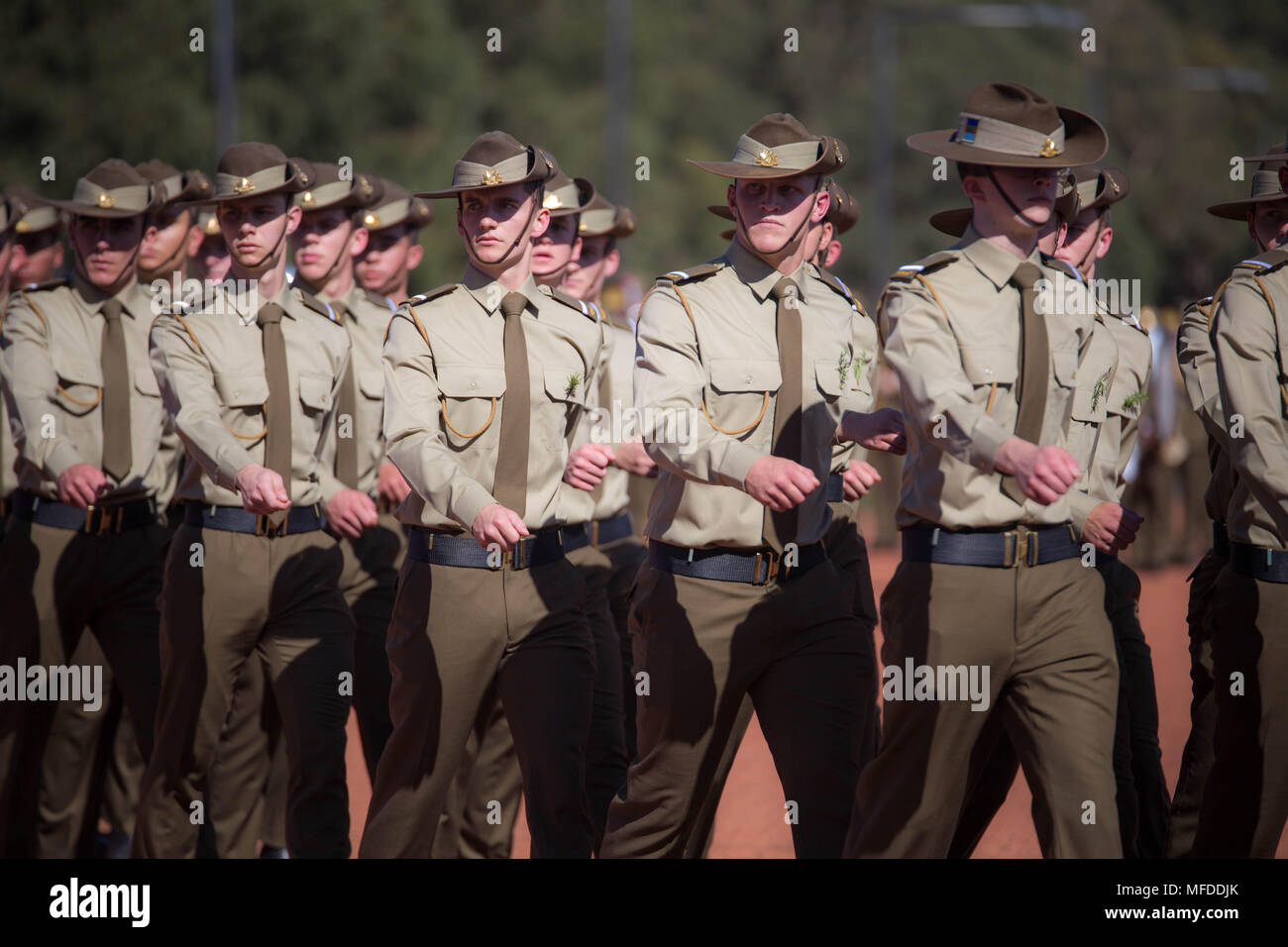 A Canberra, Australia. Xxv Aprile, 2018. Cadetti militari marzo a livello nazionale cerimonia che si terrà presso l'Australian War Memorial per commemorare l'Anzac Day a Canberra, Australia, 25 aprile 2018. Credito: Zhu Nan/Xinhua/Alamy Live News Foto Stock