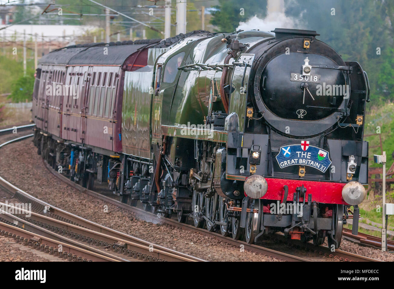 Winwick. United Kingdom. 25th. Aprile. 2018. La Gran Bretagna di bolina vapore railtour il giorno 7 del suo Round Britain viaggio. A partire fom Grange Over Sands il treno è stato legato per una sosta di una notte a Cardiff. Restaurato locomotiva a vapore n. 35018 l'India britannica linea visualizzata a velocità passando Winwick svincolo sulla linea principale della costa occidentale in rotta per Crewe. Credito: John Davidson foto/Alamy Live News Foto Stock