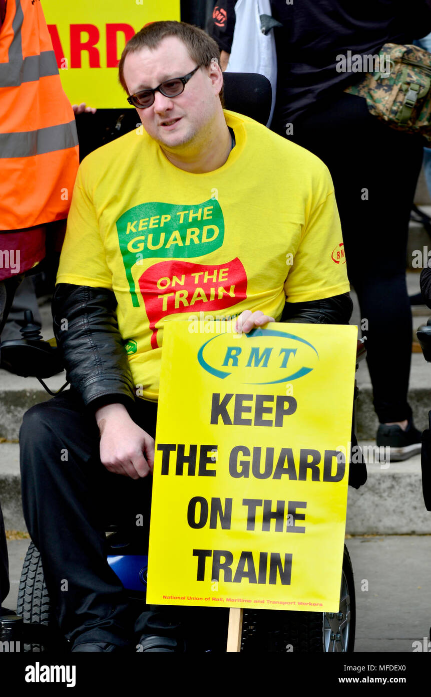 Londra, Regno Unito. Xxv Aprile 2018. Il RMT unione dimostrare a Palazzo Vecchio Cantiere per il secondo anniversario della Gran Bretagna è di più lunga durata - controversia contro il conducente solo l'operazione di treni sulla rotaia del sud senza una protezione sul bord. La protesta è stata seguita da una riunione nella sede del Parlamento Credito: PjrFoto/Alamy Live News Foto Stock