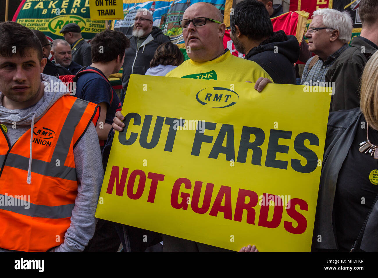 Londra, Regno Unito. Il 25 aprile 2018. Il RMT Unione detengono un 'Mantenere protezioni sui treni' protestare presso il Parlamento europeo mettendo in evidenza la mancanza di impegno del governo per l'annosa controversia. Credito: David Rowe/Alamy Live News Foto Stock