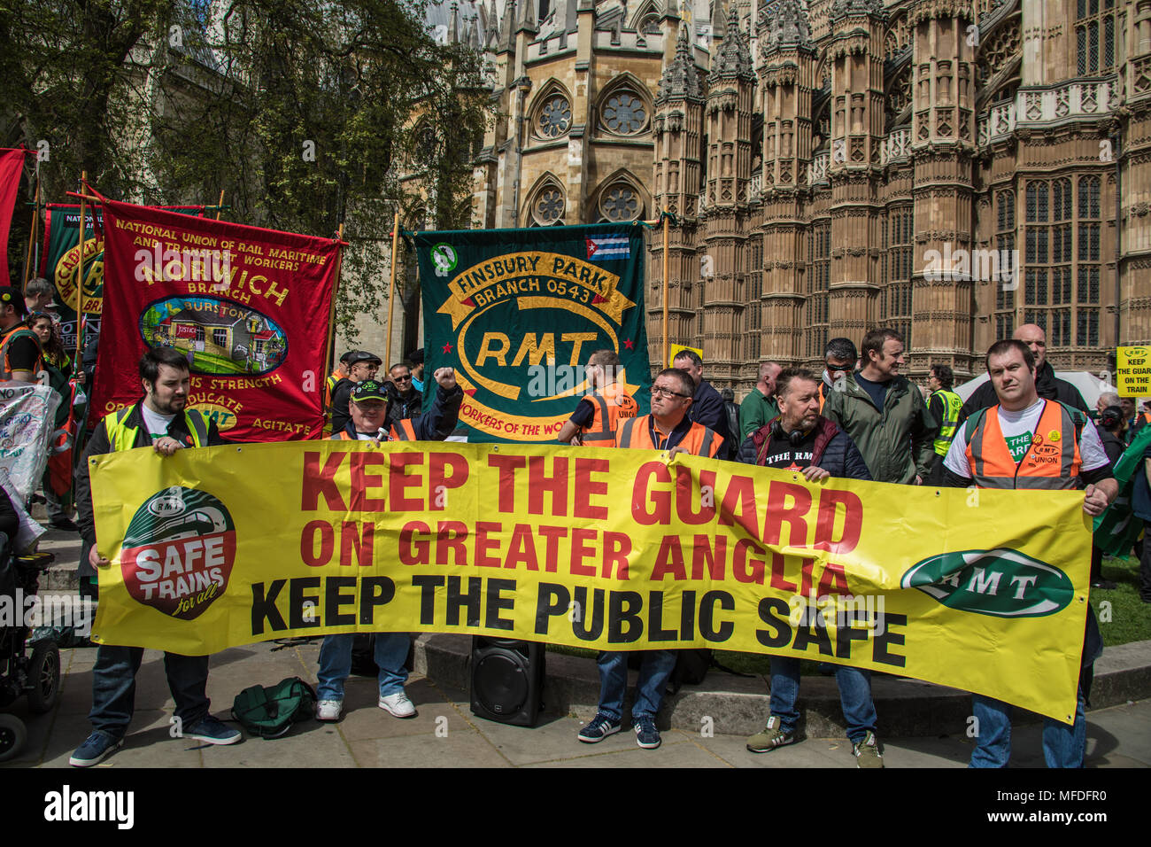 Londra, Regno Unito. Il 25 aprile 2018. Il RMT Unione detengono un 'Mantenere protezioni sui treni' protestare presso il Parlamento europeo mettendo in evidenza la mancanza di impegno del governo per l'annosa controversia. Credito: David Rowe/Alamy Live News Foto Stock