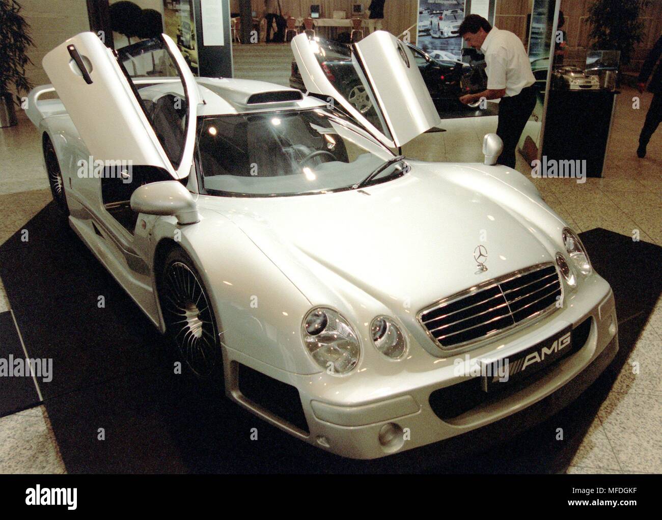 Una versione di strada della Mercedes CLK-GTR, sviluppato dalla macchina raffinatrice AMG, aufg. su 26.6.1998 in Stuttgart Mercedes-Benz Museum. La versione stradale del touring car costa circa un milione di marchi. Il gruppo Daimler-Benz avrà oltre il 51 per cento delle azioni di AMG GmbH (Affalterbach/Baden-Wurttemberg) come del 1 gennaio del prossimo anno. Le rimanenti azioni venderà il montante in due fasi a partire dal 1 gennaio 2009 a Daimler, detto Daimler-Benz AG il 26 giugno con. Con l'acquisizione della vettura del raffinatore, Daimler sta guadagnando una solida posizione nel mercato in crescita per vetture sportive ad alte prestazioni. | giornate mondiali di utilizzo Foto Stock