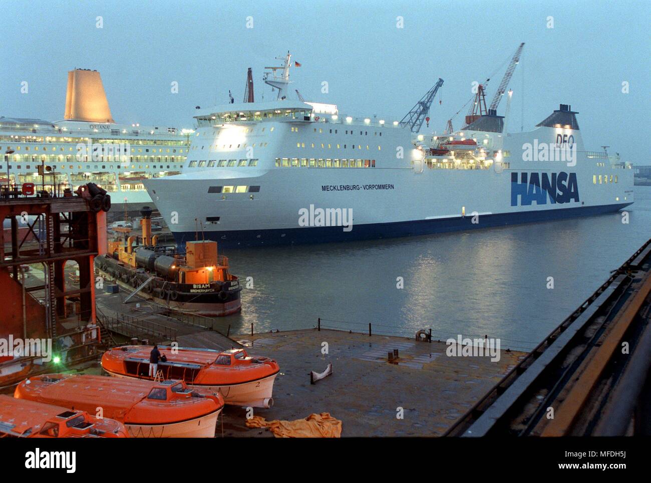 Costruito sul cantiere Schichau-Seebeck in Bremerhaven, la più grande del trasporto combinato nave in tutto il mondo, il 200 di metri lungo 'Mecklenburg-Vorpommern', è sdraiato sul molo del cantiere navale Lloyd Bremerhaven su 9.12.1996 e sarà lasciando il Seestadt per la sua partenza definitiva preparato in serata. Il 35000 BRZ grandi combinati ferrovia auto rimorchio-driver è dal 16.12. sulla rotta Rostock - Trelleborg/Svezia. Il ponte principale è in grado di trasportare fino a 50 vagoni ferroviari o 60 camion e due ponti intorno 70 autocarri o 350 auto. Il passeggero i pianali possono ospitare circa 1000 persone. Il 14.12. th Foto Stock