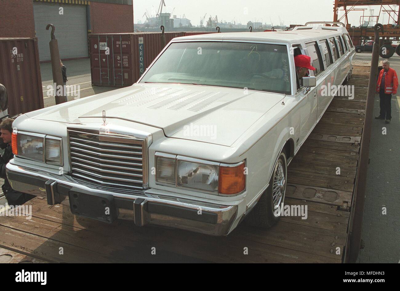 La limousine più lunga nel mondo omologato per la circolazione stradale saranno caricati su un carrello ferroviario a Bremerhaven su 16.4.1996 e saranno trasportati per ferrovia a Francoforte. Il 14-metro-lungo, bianco auto di marchio Lincoln è arrivato il 13 Aprile dall America nella città di mare. Il pericolo offre spazio per un massimo di 16 persone ed è dotata di due vasche idromassaggio, quattro bar, una luce laser show e una camera da letto nella zona posteriore. La vettura, che è elencato nel libro del Guinness dei primati e già 'inwirkte' in un film di Walt Disney, può essere affittato in futuro dalle parti interessate compresi chauffeur f Foto Stock