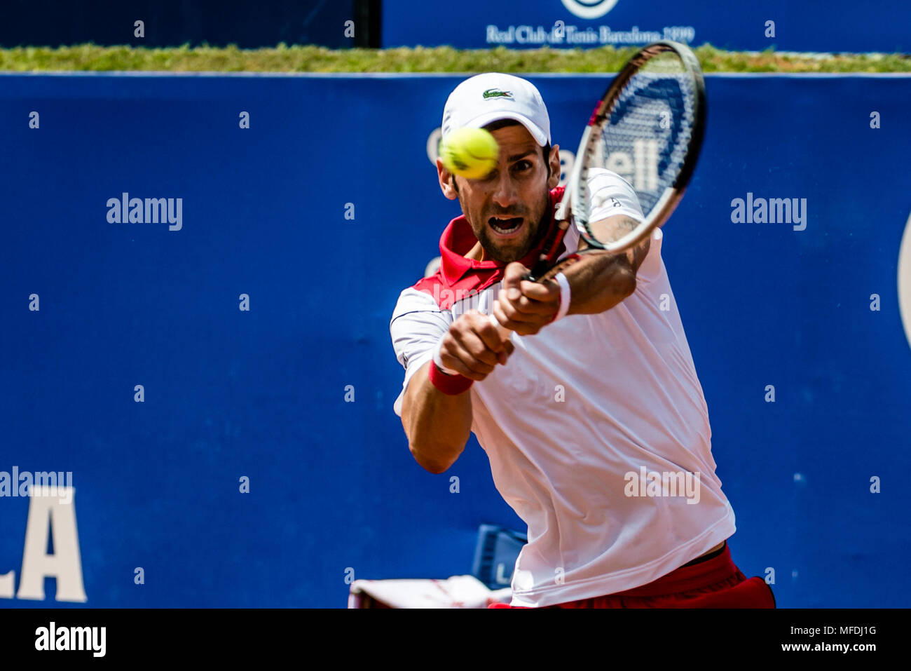 Barcellona, Spagna. 25 Aprile 2018: Novak Djokovic (SRB) restituisce la palla a Martin Klizan (SVK) durante il giorno 3 del "Barcelona Open Banc Sabadell' 2018. Klizan ha vinto 6:2, 1:6, 6:3 Credito: Matthias Oesterle/Alamy Live News Foto Stock