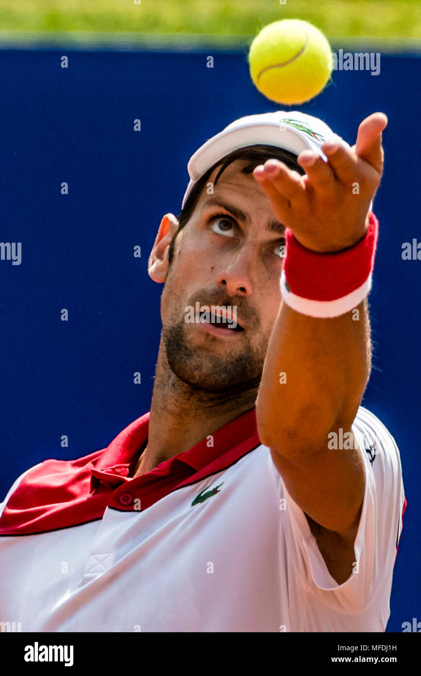 Barcellona, Spagna. 25 Aprile 2018: Novak Djokovic (SRB) serve contro Martin Klizan (SVK) durante il giorno 3 del "Barcelona Open Banc Sabadell' 2018. Klizan ha vinto 6:2, 1:6, 6:3 Credito: Matthias Oesterle/Alamy Live News Foto Stock