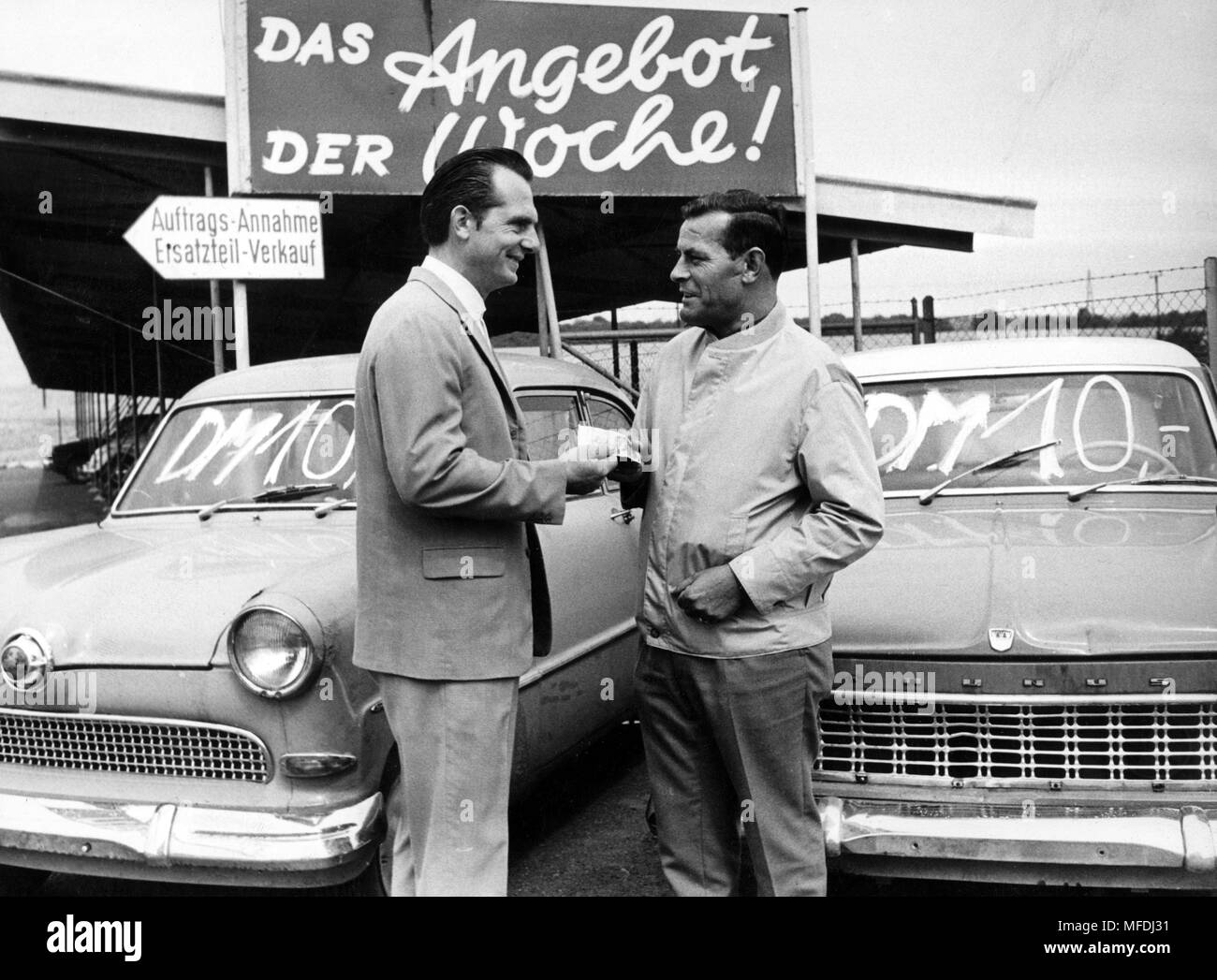 Un venditore in una conversazione con un cliente di fronte a due 'ten-mark carrelli'. 1956 e 1960 con un chilometraggio di 90.000 chilometri sono stati offerti in Agosto 1967 da una Gosla concessionaria auto per dieci marchi - e non ha dovuto aspettare a lungo per i loro acquirenti. | Utilizzo di tutto il mondo Foto Stock