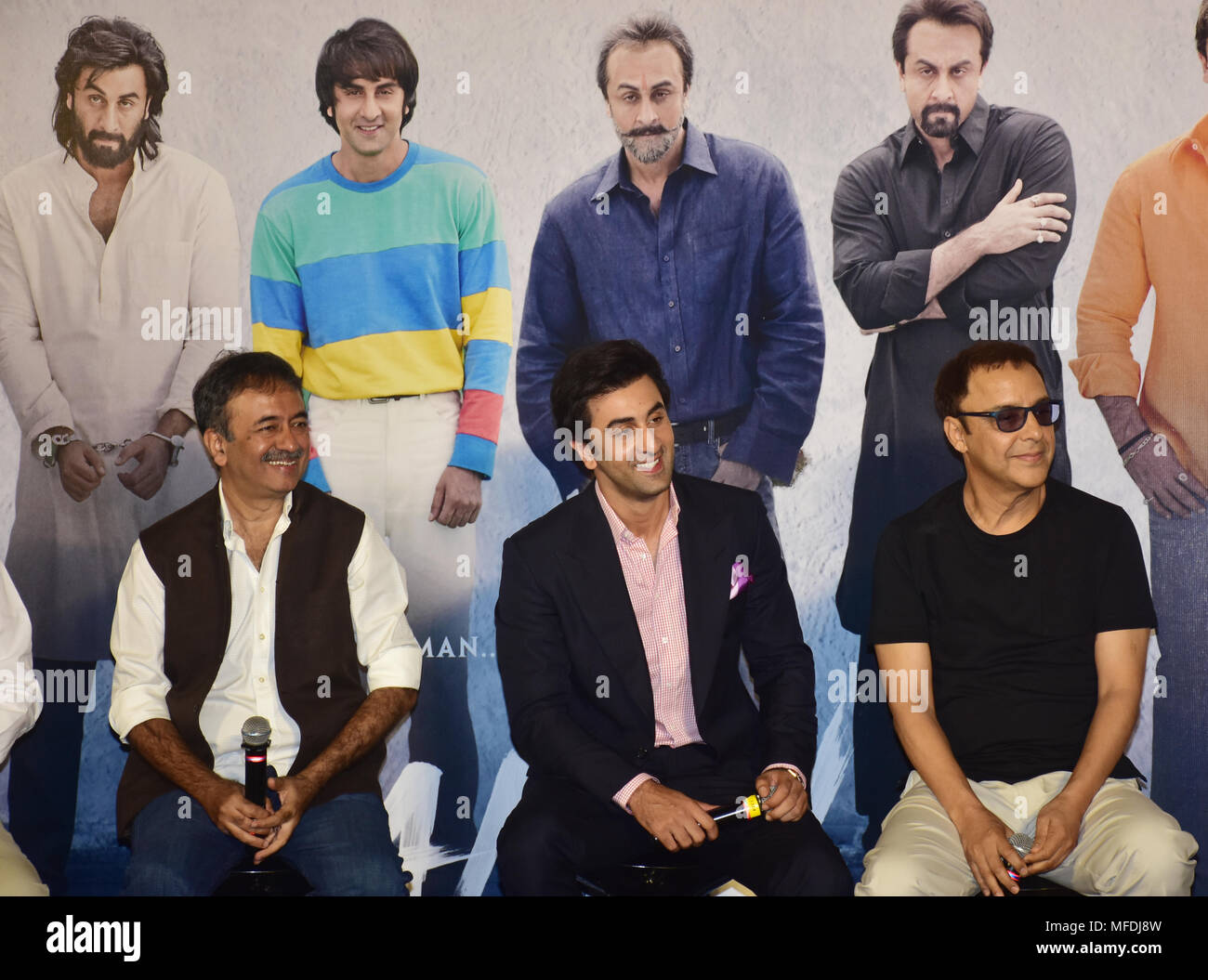Indian film del regista Rajkumar Hirani, attore Ranbir Kapoor con il produttore Vidhu Vinod chopra pongono mentre la pellicola Sanju teaser di lancio al PVR, Juhu di Mumbai. Foto Stock