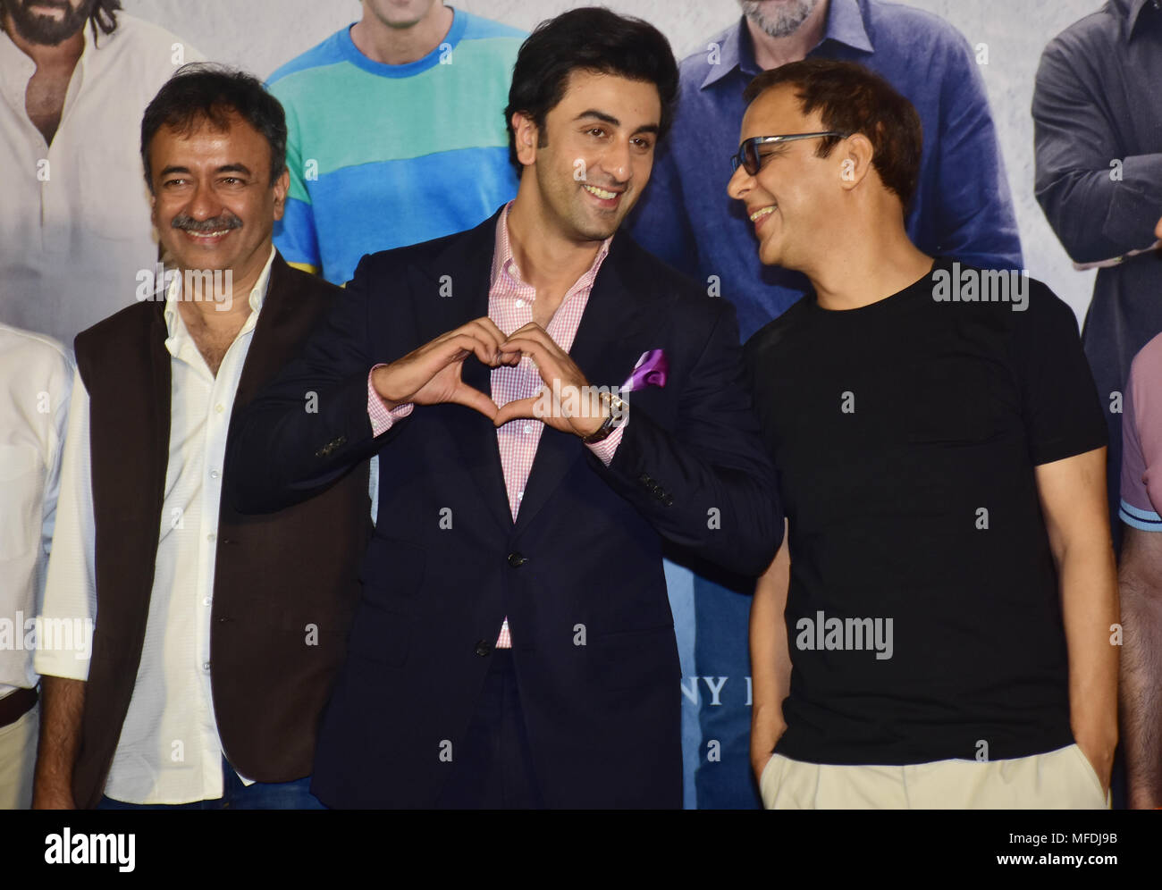 Indian film del regista Rajkumar Hirani, attore Ranbir Kapoor con il produttore Vidhu Vinod chopra pongono mentre la pellicola Sanju teaser di lancio al PVR, Juhu di Mumbai. Foto Stock