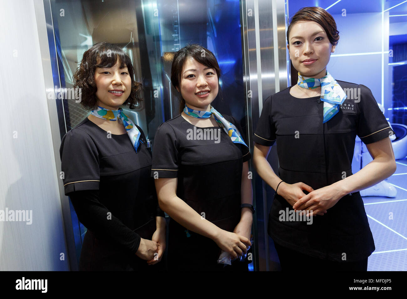 I membri del personale della clinica di Robot posano per una fotografia al  Henn-na Hotel Hamamatsucho on April 25, 2018, Tokyo, Giappone. La nuova  filiale di Henn-na Hotel, che si traduce letteralmente