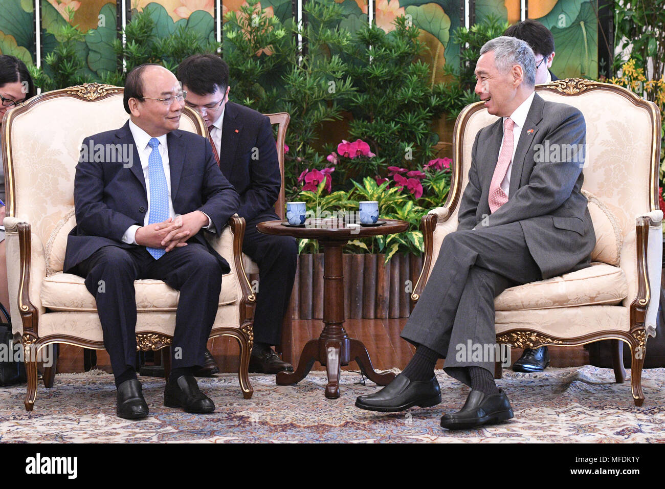 Singapore. Xxv Aprile, 2018. Singapore è il primo ministro Lee Hsien Loong (R) incontra il Primo Ministro vietnamita Nguyen Xuan Phuc in Singapore Istana il 25 aprile 2018. Credito: Quindi Chih Wey/Xinhua/Alamy Live News Foto Stock