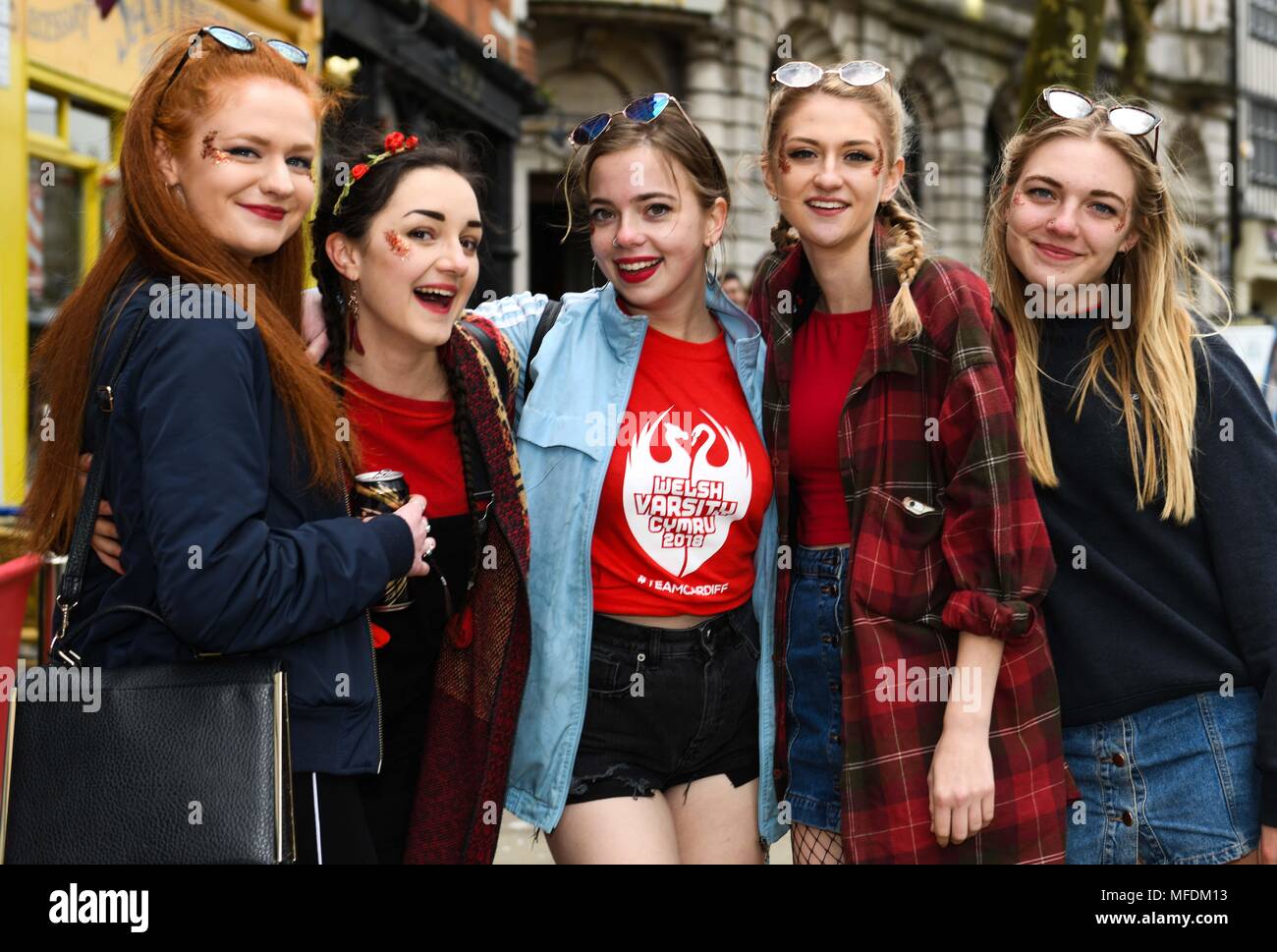 Swansea, South Wales, Regno Unito. Xxv Aprile 2018 studenti raffigurata a Swansea del vento St, godendo di se stessi davanti alla Welsh gamma scudo partita di rugby tra Swansea e Università di Cardiff al Liberty Stadium, che è stato il culmine di una giornata nella città piena di eventi sportivi tra i due il Galles del Sud università. Gli studenti di Cardiff sono tutti i sorrisi prima di prima di kick-off. Credito: Robert Melen/Alamy Live News. Foto Stock