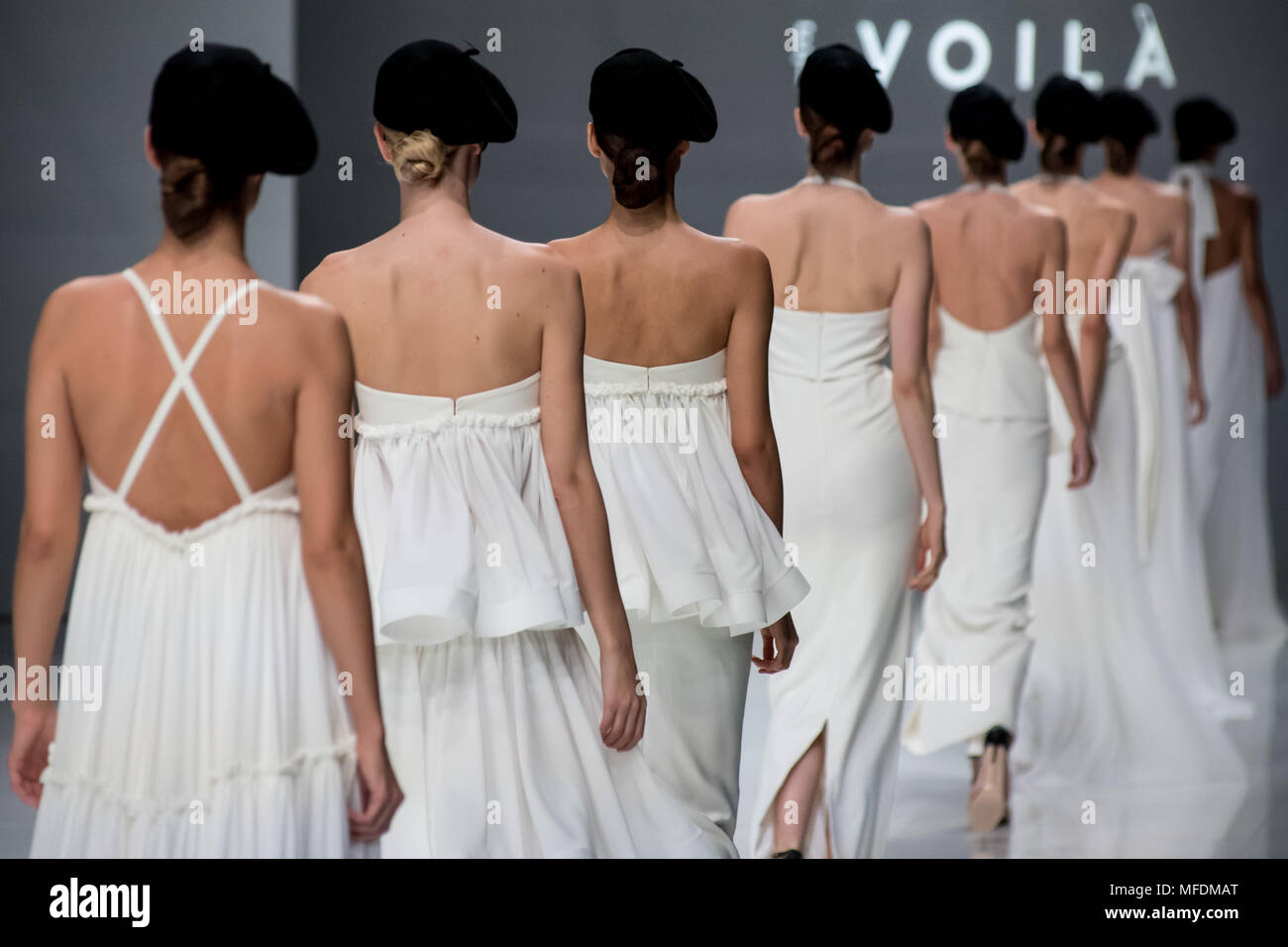 Barcellona, Spagna. Xxv Aprile, 2018. I modelli a piedi la pista al Sophie Et Voilà visualizza durante il Barcellona la settimana nuziale 2018. Credito: Jordi Boixareu/Alamy Live News Foto Stock