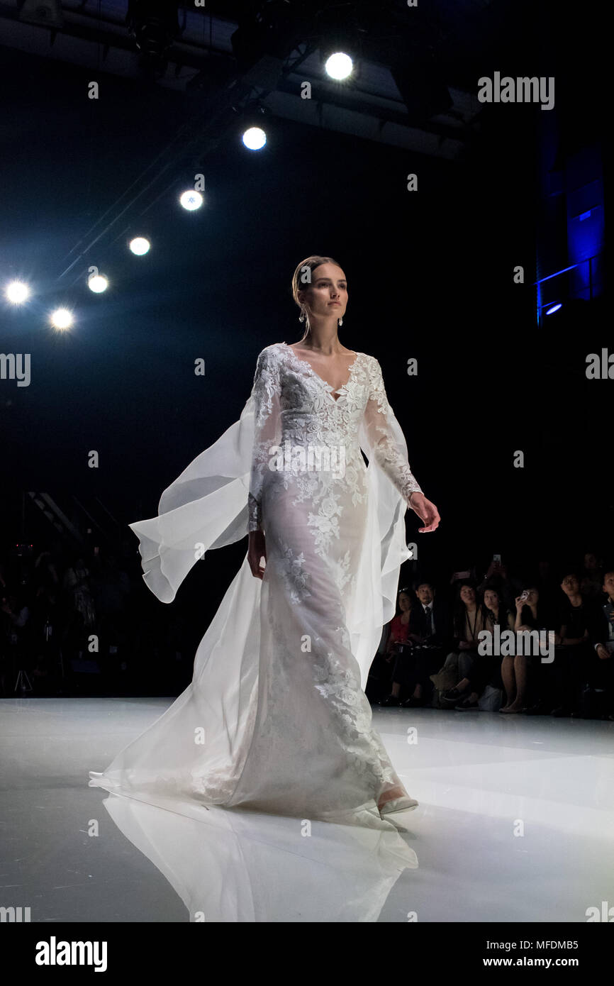 Barcellona, Spagna. Xxv Aprile, 2018. Un modello di passeggiate la pista al Carlo Pignatelli visualizza durante il Barcellona la settimana nuziale 2018. Credito: Jordi Boixareu/Alamy Live News Foto Stock