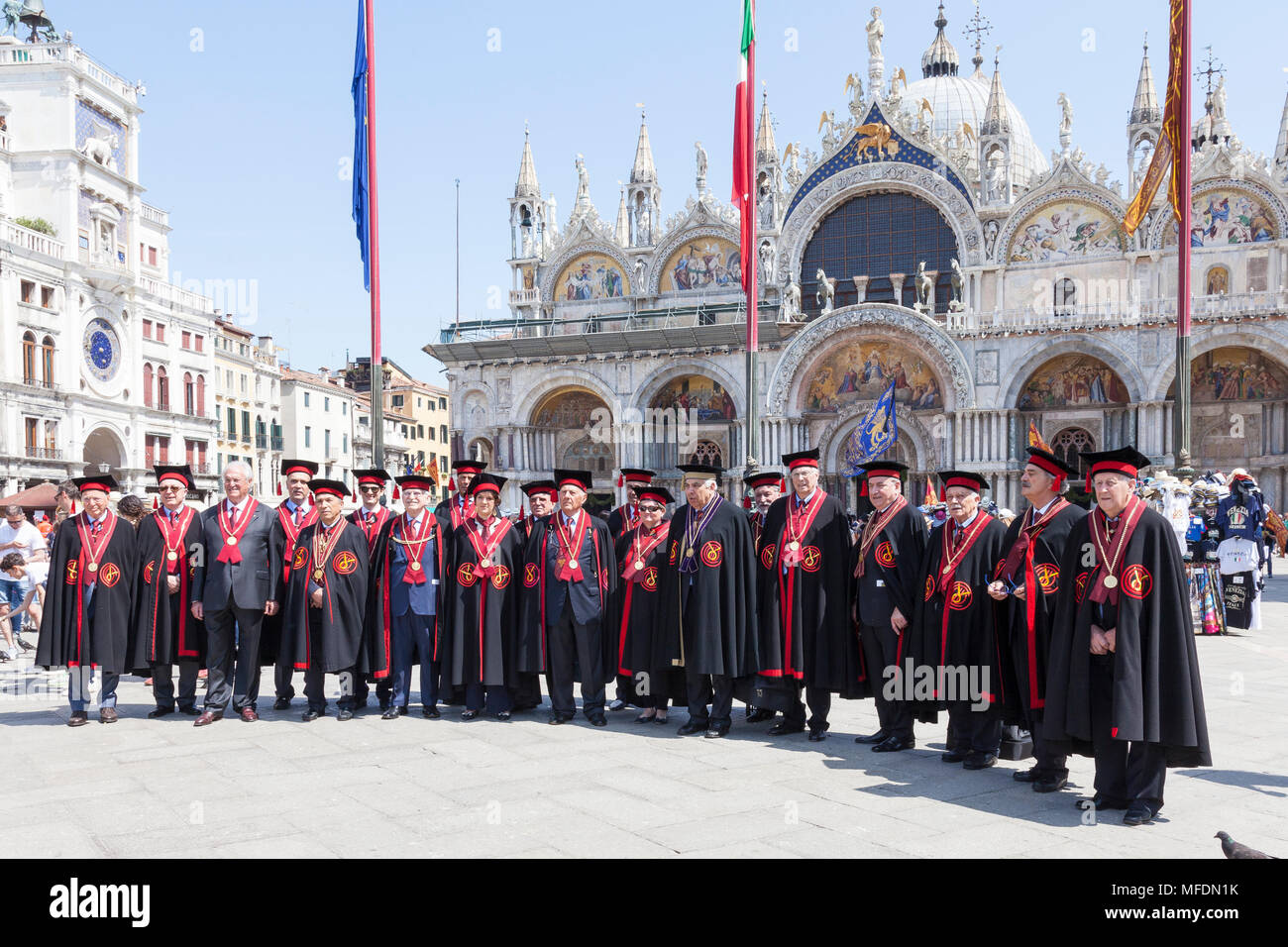 Venezia, Veneto, Italia. Xxv Aprile 2018. Le feste in piazza San Marco la marcatura Liberation Day (festa della Liberatione) per commemorare la fine della II Guerra Mondiale e l'occupazione nazista di Italia e commemorando i loro soldati caduti. Per Venezia è anche la festa di San Marco, (Festa di San Marco il patrono della città dell'anniversario della sua morte nel 68 d.c. Le feste sono centrati attorno a Piazza San Marco e Basilica di San Marco. Dignitari che pongono all esterno della basilica a seguito di un servizio per commemorare il marchio st. Credito/MCpics Alamy Live News Foto Stock