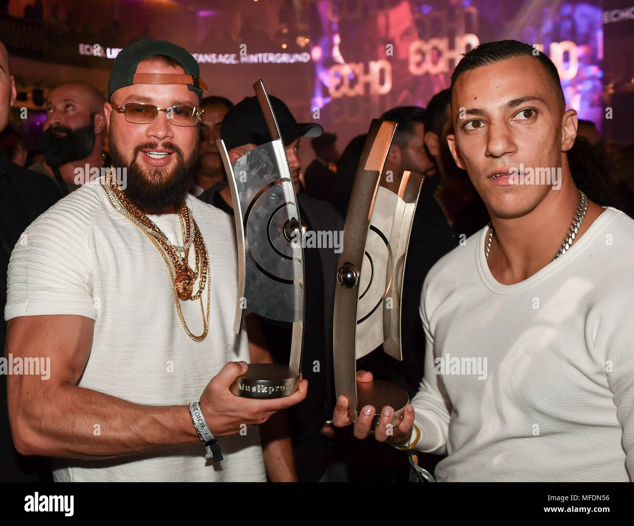 Archiviato - 12 aprile 2018, Germania Berlino: il rapper Kollegah (L) e Fraid Bang celebrando al partito dopo il ventisettesimo cerimonia di premiazione della musica tedesca premio Echo. Il premio non esiste più in futuro. La federazione tedesca dell'industria musicale rilasciato le informazioni del 25 aprile 2018. Foto: Jens Kalaene/dpa-Zentralbild/dpa Foto Stock