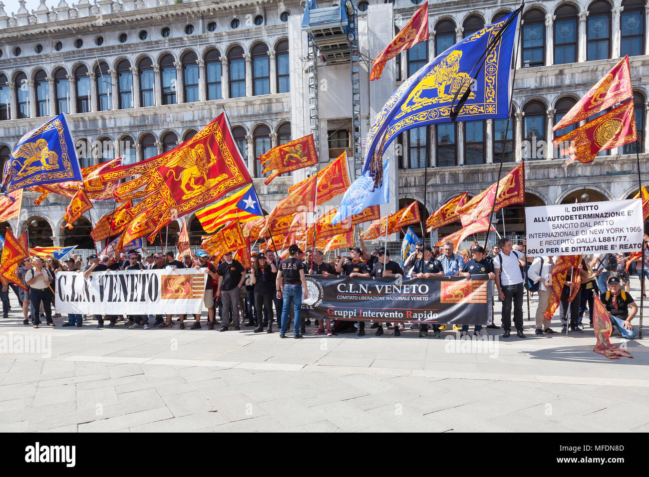 Venezia, Veneto, Italia. Xxv Aprile 2018. Le feste in piazza San Marco la marcatura Liberation Day (festa della Liberatione) per commemorare la fine della II Guerra Mondiale e l'occupazione nazista di Italia e commemorando i loro soldati caduti. Per Venezia è anche la festa di San Marco (Festa di San Marco il patrono della città dell'anniversario della sua morte. Gli attivisti dei CLN tenendo i banner di promuovere la liberazione di Venezia dall'Italia come una democrazia in Piazza San Marco. MCpics credito /Alamy Live News Foto Stock