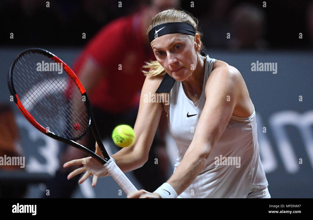 Il 25 aprile 2018, Stuttgart, Germania: Tennis: Wta-Tour - Stuttgart, single, Signore: La Repubblica ceca Petra KVITOVA giocare la Germania Kerber. Foto: Marijan Murat/dpa Foto Stock