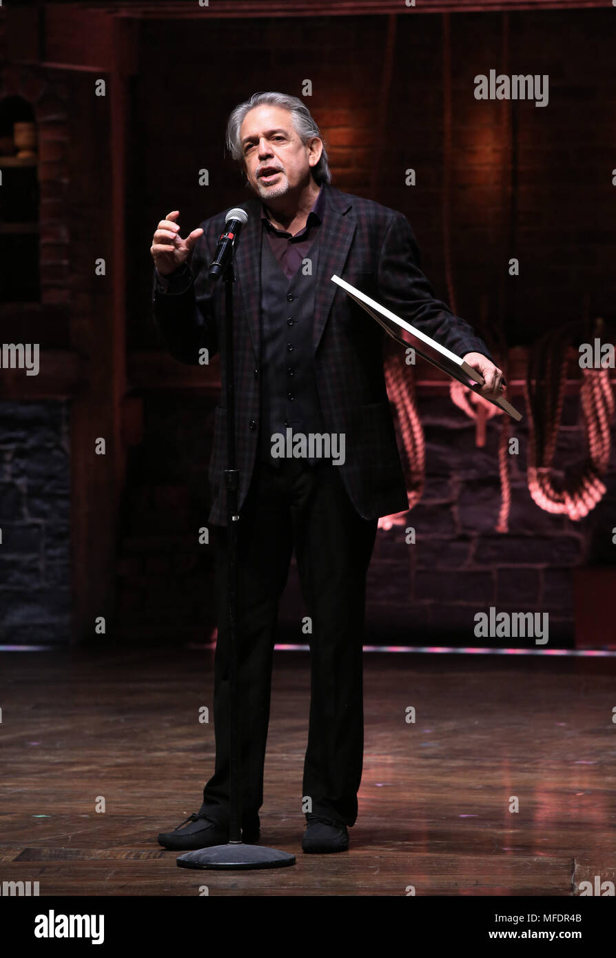 Luis Miranda e eduHAM presente una pensione di regalo al Cancelliere di NYC dipartimento di educazione Carmen Farina dal cast di Broadway 'Hamilton' al Richard Rodgers Theatre on April 25, 2018 in New York City. Credito: Walter McBride/MediaPunch Foto Stock