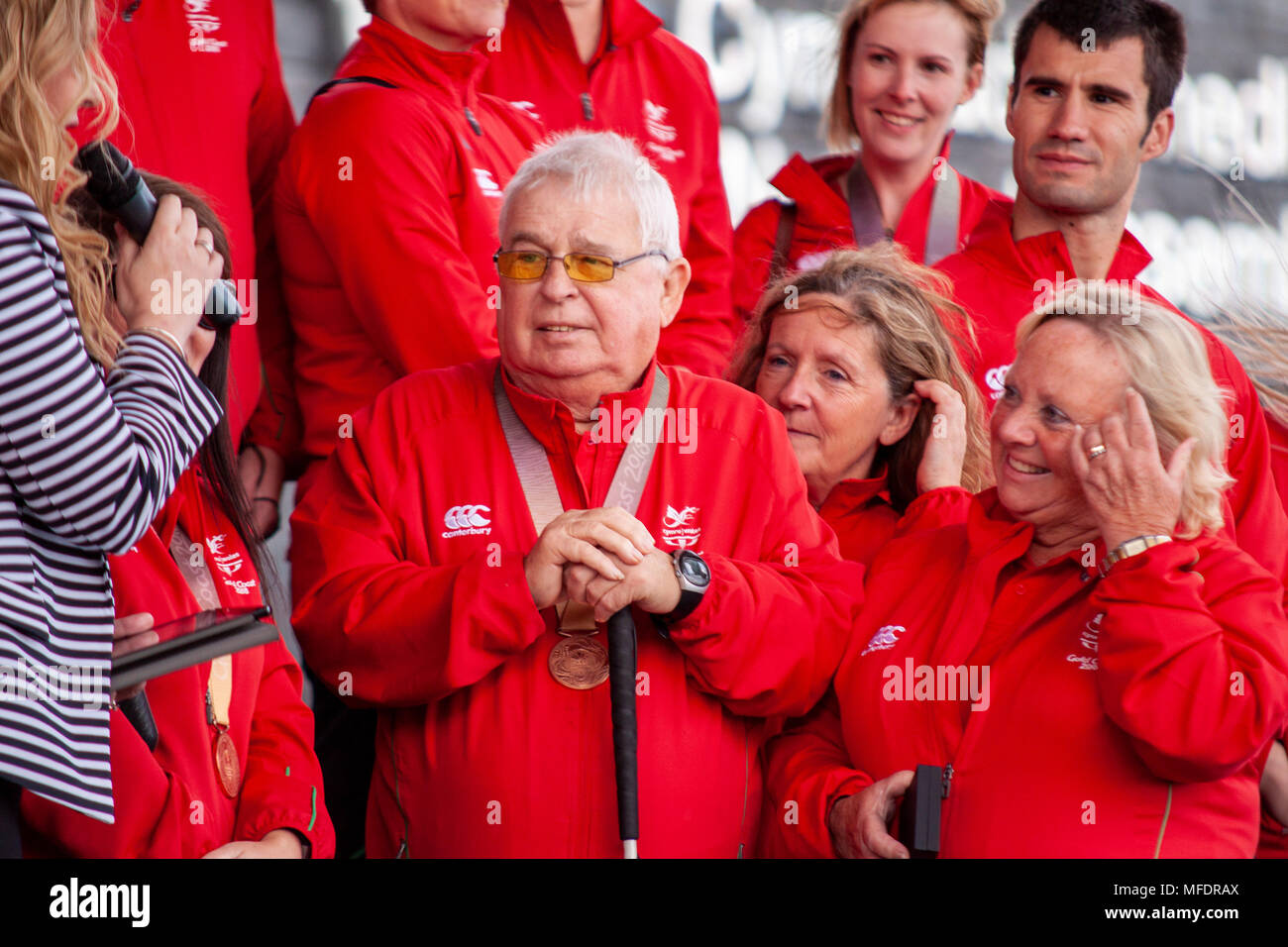 La Baia di Cardiff, Galles. Xxv Aprile, 2018. Record del Team di rottura del Galles Commonwealth Homecoming al di fuori dell'edificio Senedd nella Baia di Cardiff dopo il ritorno dalle recenti Giochi del Commonwealth in Australia Gold Coast. Lewis Mitchell/Alamy Live News. Foto Stock