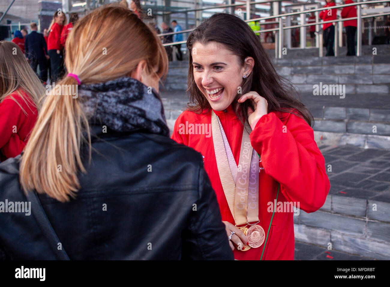 La Baia di Cardiff, Galles. Xxv Aprile, 2018. Record del Team di rottura del Galles Commonwealth Homecoming al di fuori dell'edificio Senedd nella Baia di Cardiff dopo il ritorno dalle recenti Giochi del Commonwealth in Australia Gold Coast. Lewis Mitchell/Alamy Live News. Foto Stock