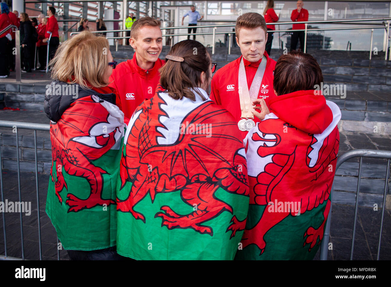 La Baia di Cardiff, Galles. Xxv Aprile, 2018. Record del Team di rottura del Galles Commonwealth Homecoming al di fuori dell'edificio Senedd nella Baia di Cardiff dopo il ritorno dalle recenti Giochi del Commonwealth in Australia Gold Coast. Lewis Mitchell/Alamy Live News. Foto Stock