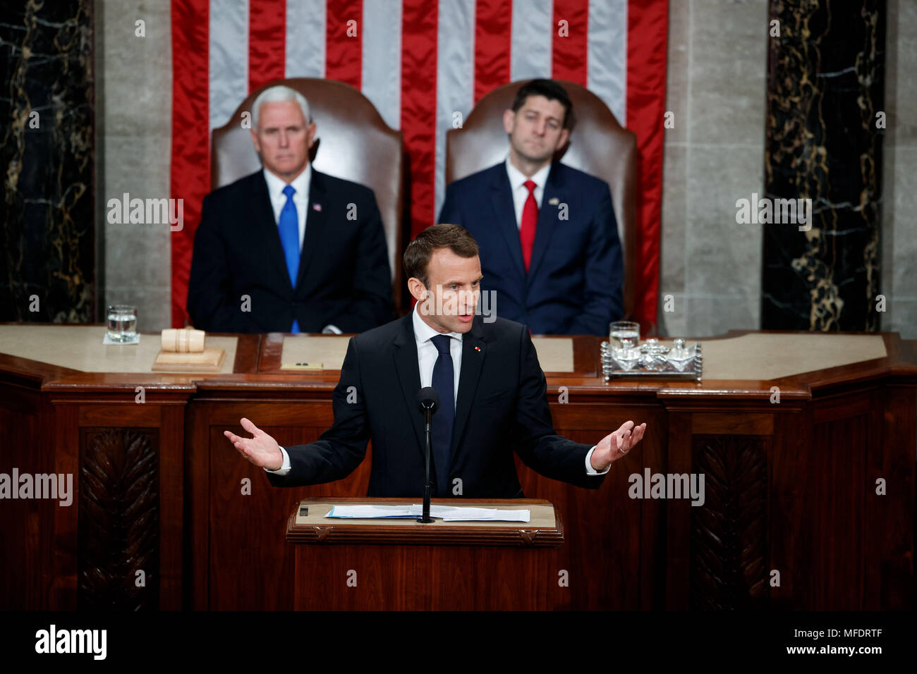 Washington, Stati Uniti d'America. Xxv Aprile, 2018. Stati Uniti Vice Presidente Mike pence (L, posteriore) e altoparlante Casa Paolo Ryan (R) posteriore di ascoltare come il presidente francese Emmanuel Macron (anteriore) risolve una sessione congiunta degli Stati Uniti Congresso a Washington, DC, Stati Uniti, il 25 aprile 2018. Credito: Ting Shen/Xinhua/Alamy Live News Foto Stock