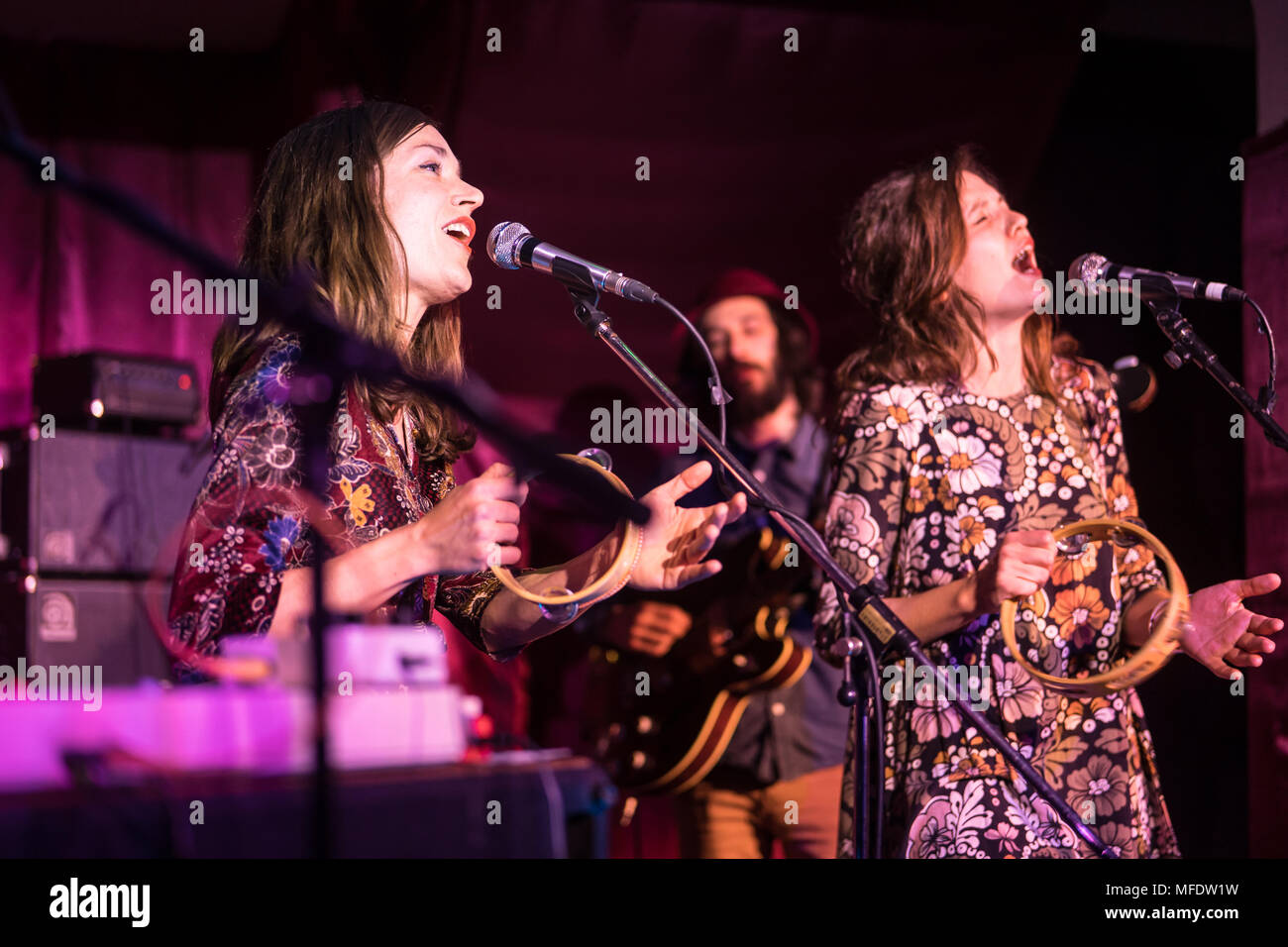 Francese gruppo indie gloria facendo il loro debutto a Londra esecuzione dal vivo sul palco a Islington a Londra. Foto data: mercoledì, 25 aprile 2018. Foto: Roger Garfield/Alamy Live News Foto Stock