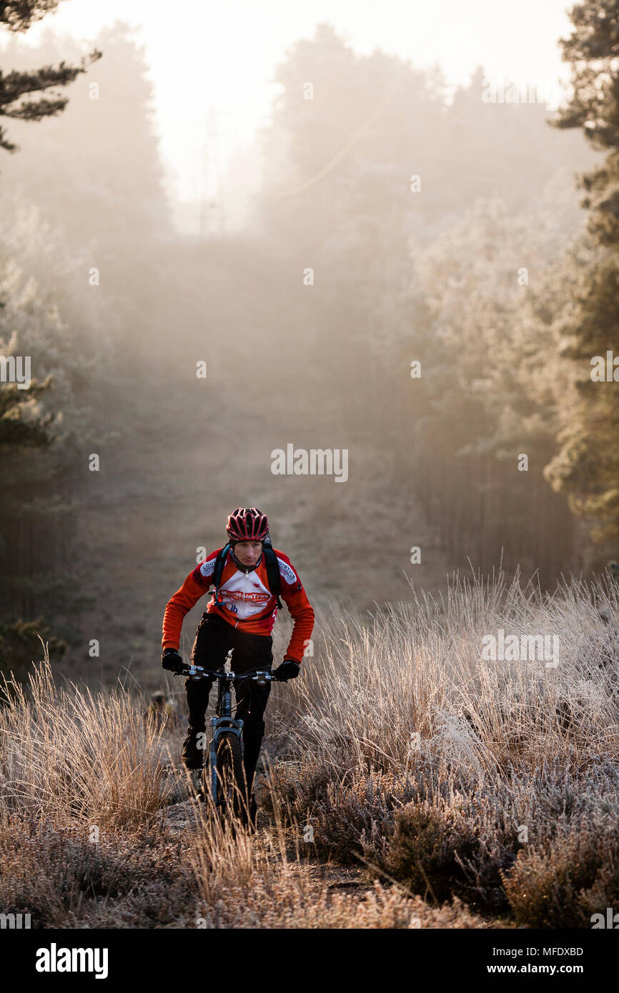 Unico mountain biker escursioni a cavallo su molto freddo gelido mattina in inverno Foto Stock