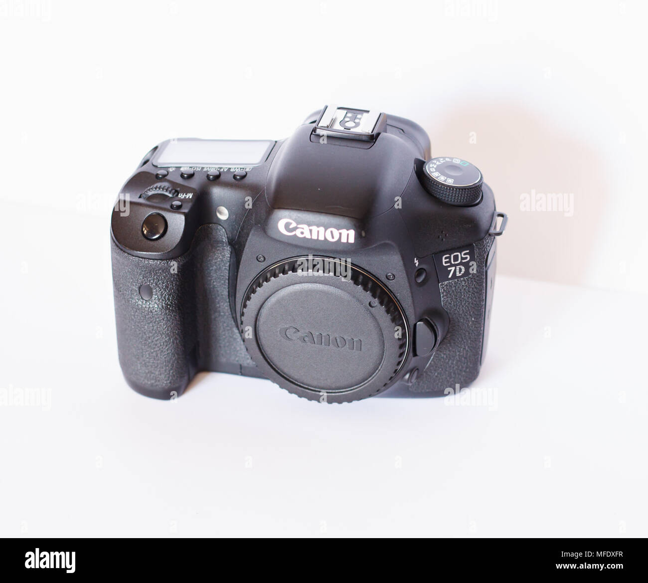 Biella, Italia - 16 Febbraio 2016 - Fotocamera digitale Canon EOS 7D su sfondo bianco Foto Stock
